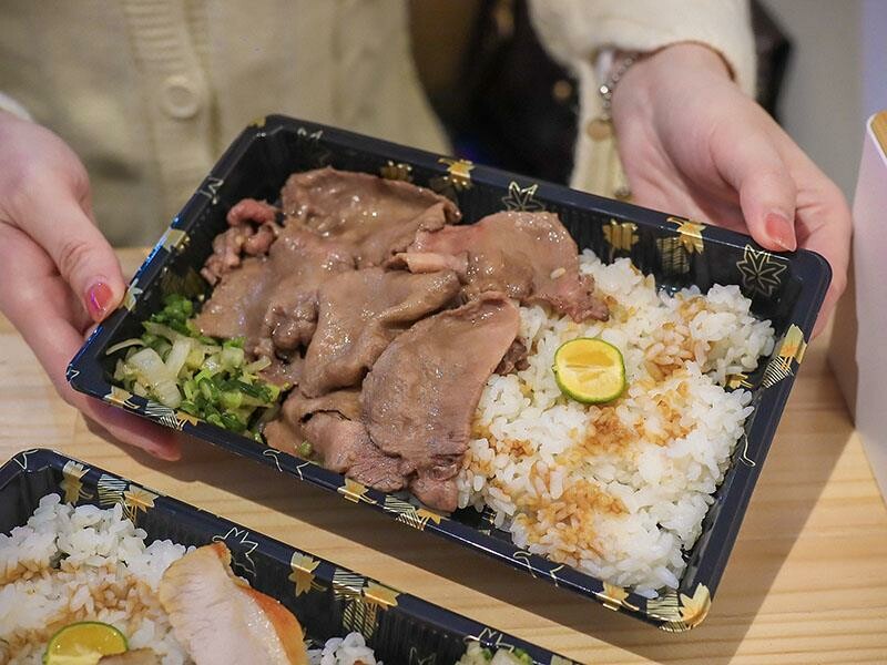 竹北尚羽水產 $99吃牛舌便當 店內品嘗生魚片，鮮凍南美生白蝦、2S等級生食級干貝，還有秋田牛、知床牛等多種和牛肉品販售