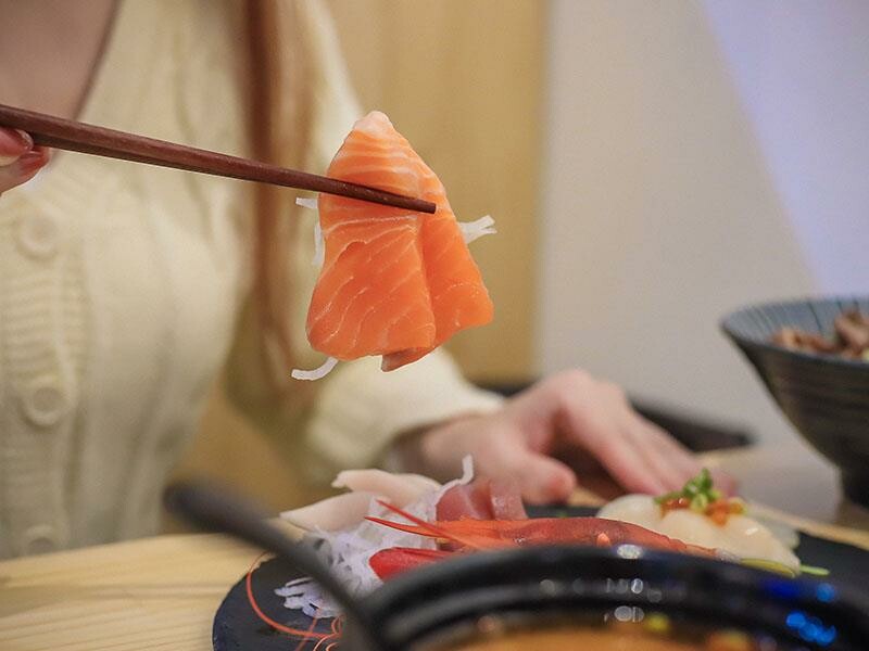 竹北尚羽水產 $99吃牛舌便當 店內品嘗生魚片，鮮凍南美生白蝦、2S等級生食級干貝，還有秋田牛、知床牛等多種和牛肉品販售