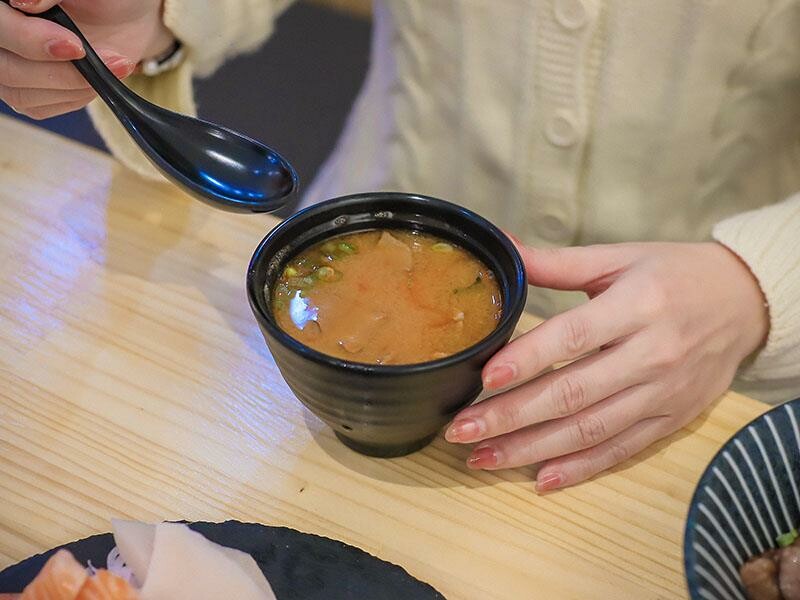 竹北尚羽水產 $99吃牛舌便當 店內品嘗生魚片，鮮凍南美生白蝦、2S等級生食級干貝，還有秋田牛、知床牛等多種和牛肉品販售