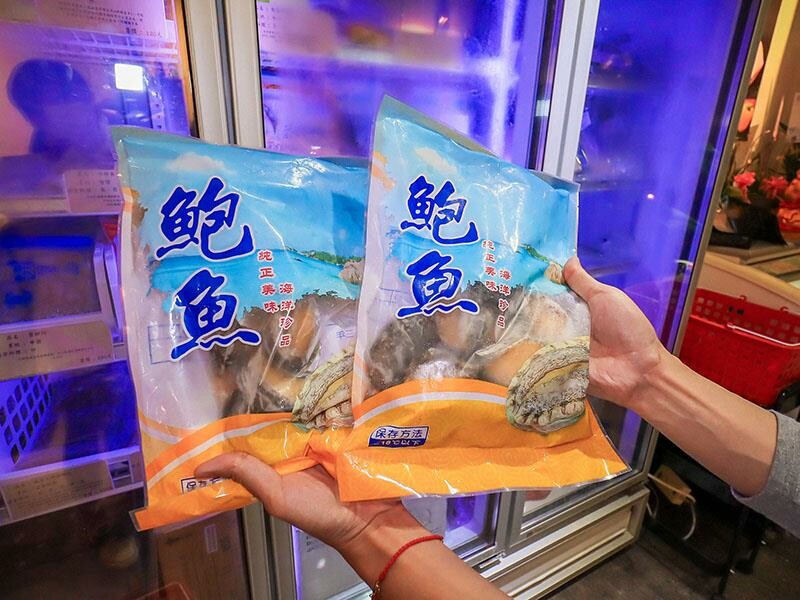 竹北尚羽水產 $99吃牛舌便當 店內品嘗生魚片，鮮凍南美生白蝦、2S等級生食級干貝，還有秋田牛、知床牛等多種和牛肉品販售