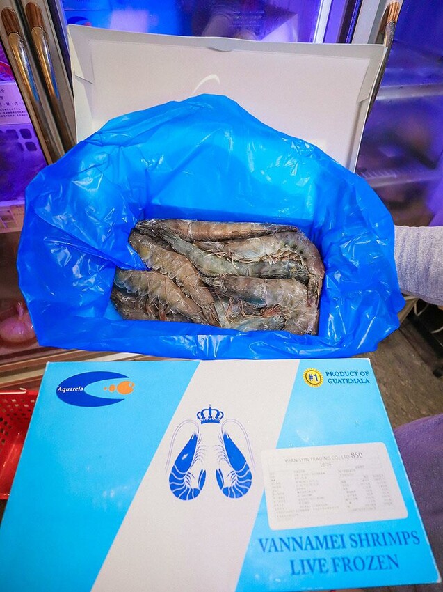 竹北尚羽水產 $99吃牛舌便當 店內品嘗生魚片，鮮凍南美生白蝦、2S等級生食級干貝，還有秋田牛、知床牛等多種和牛肉品販售