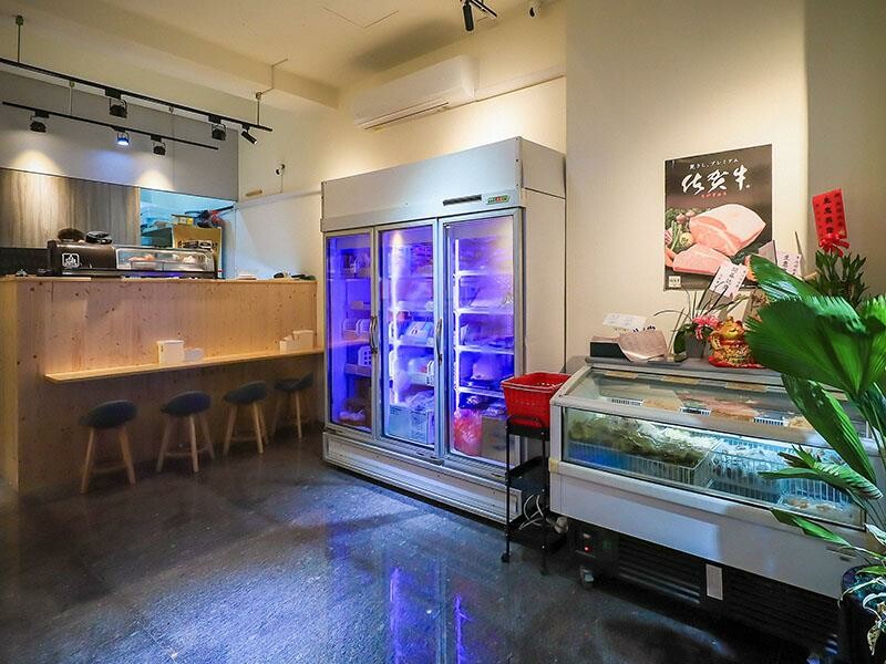 竹北尚羽水產 $99吃牛舌便當 店內品嘗生魚片，鮮凍南美生白蝦、2S等級生食級干貝，還有秋田牛、知床牛等多種和牛肉品販售