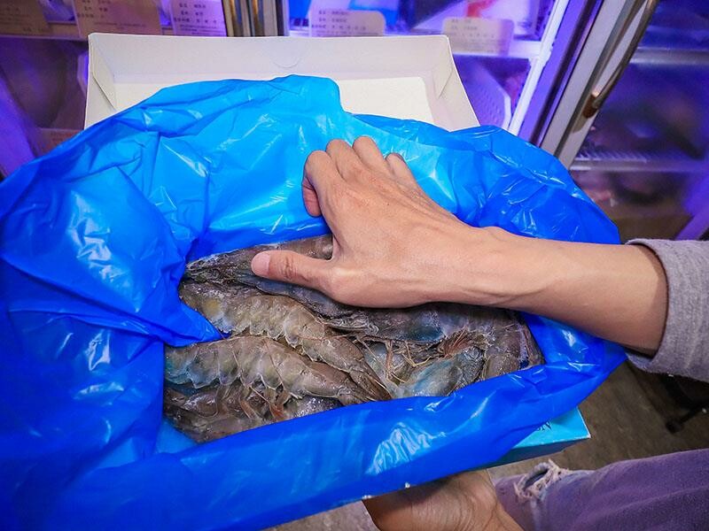 竹北尚羽水產 $99吃牛舌便當 店內品嘗生魚片，鮮凍南美生白蝦、2S等級生食級干貝，還有秋田牛、知床牛等多種和牛肉品販售