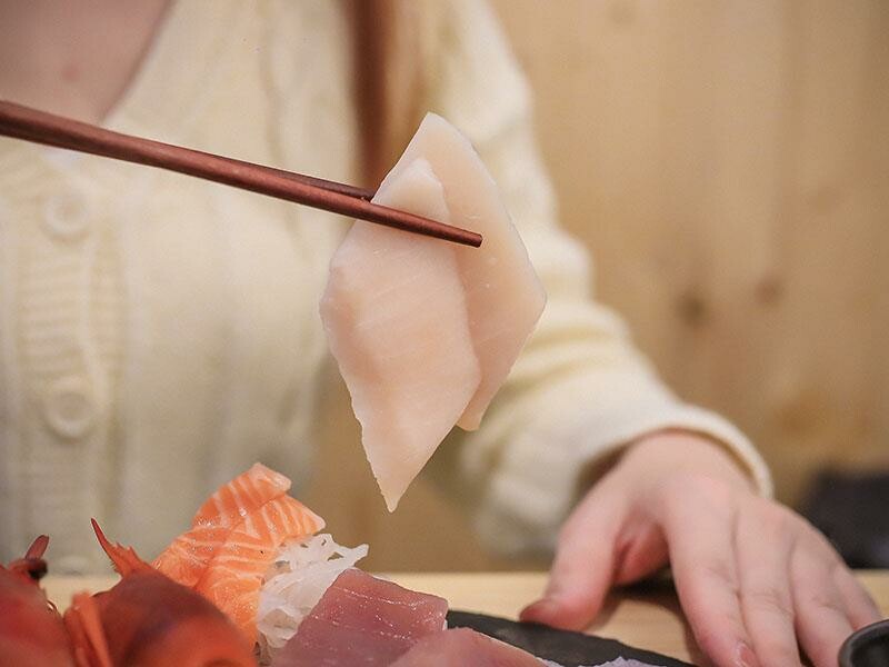 竹北尚羽水產 $99吃牛舌便當 店內品嘗生魚片，鮮凍南美生白蝦、2S等級生食級干貝，還有秋田牛、知床牛等多種和牛肉品販售