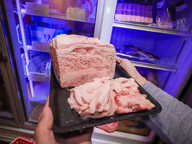 竹北尚羽水產 $99吃牛舌便當 店內品嘗生魚片，鮮凍南美生白蝦、2S等級生食級干貝，還有秋田牛、知床牛等多種和牛肉品販售