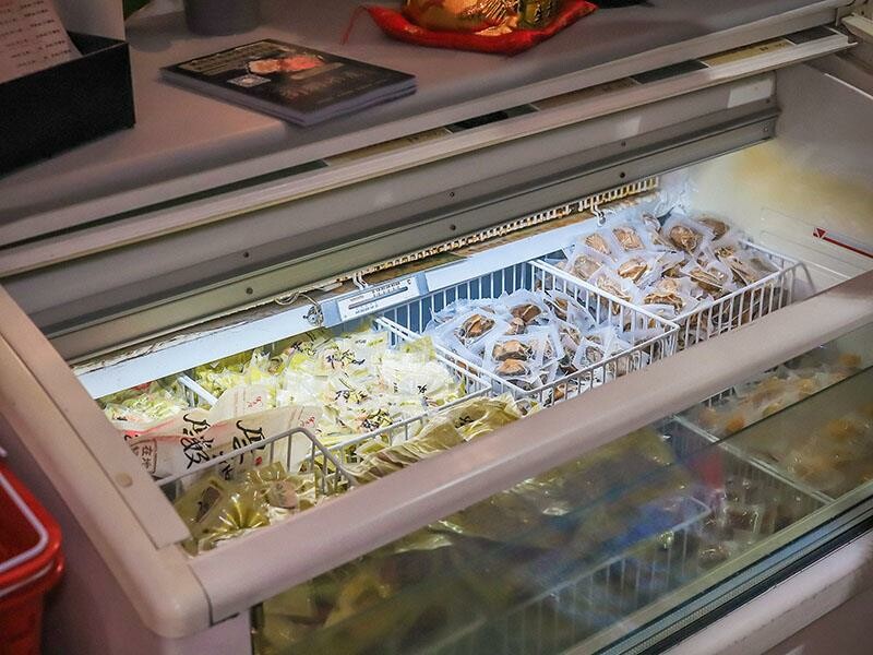 竹北尚羽水產 $99吃牛舌便當 店內品嘗生魚片，鮮凍南美生白蝦、2S等級生食級干貝，還有秋田牛、知床牛等多種和牛肉品販售