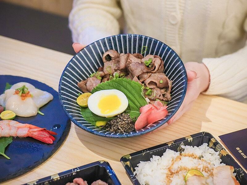 竹北尚羽水產 $99吃牛舌便當 店內品嘗生魚片，鮮凍南美生白蝦、2S等級生食級干貝，還有秋田牛、知床牛等多種和牛肉品販售