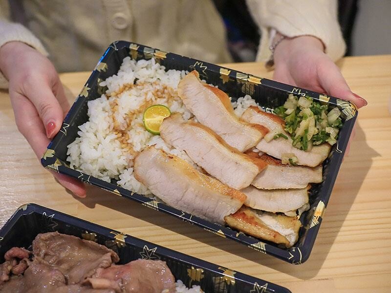 竹北尚羽水產 $99吃牛舌便當 店內品嘗生魚片，鮮凍南美生白蝦、2S等級生食級干貝，還有秋田牛、知床牛等多種和牛肉品販售