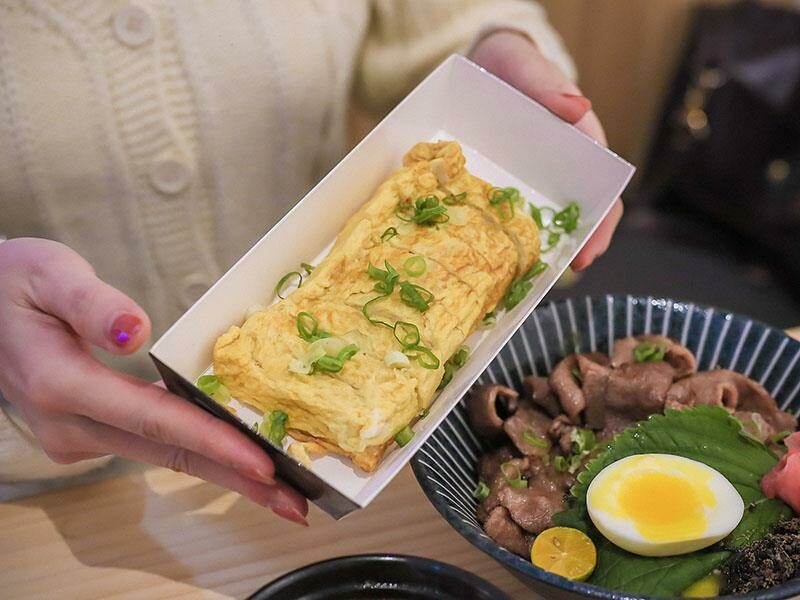 竹北尚羽水產 $99吃牛舌便當 店內品嘗生魚片，鮮凍南美生白蝦、2S等級生食級干貝，還有秋田牛、知床牛等多種和牛肉品販售