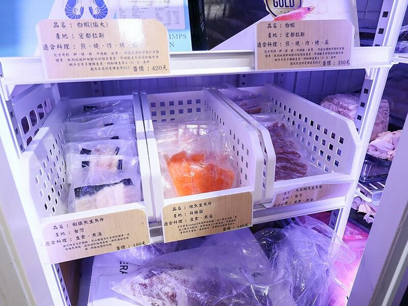 竹北尚羽水產 $99吃牛舌便當 店內品嘗生魚片，鮮凍南美生白蝦、2S等級生食級干貝，還有秋田牛、知床牛等多種和牛肉品販售