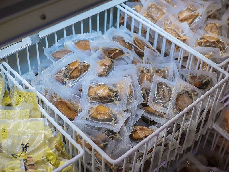 竹北尚羽水產 $99吃牛舌便當 店內品嘗生魚片，鮮凍南美生白蝦、2S等級生食級干貝，還有秋田牛、知床牛等多種和牛肉品販售