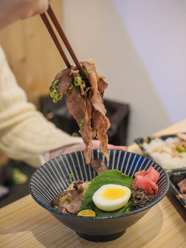 竹北尚羽水產 $99吃牛舌便當 店內品嘗生魚片，鮮凍南美生白蝦、2S等級生食級干貝，還有秋田牛、知床牛等多種和牛肉品販售