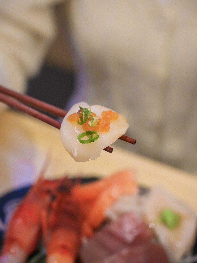 竹北尚羽水產 $99吃牛舌便當 店內品嘗生魚片，鮮凍南美生白蝦、2S等級生食級干貝，還有秋田牛、知床牛等多種和牛肉品販售