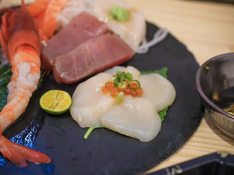 竹北尚羽水產 $99吃牛舌便當 店內品嘗生魚片，鮮凍南美生白蝦、2S等級生食級干貝，還有秋田牛、知床牛等多種和牛肉品販售