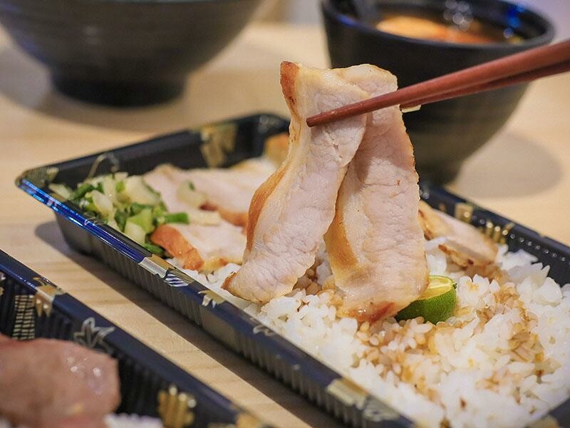 竹北尚羽水產 $99吃牛舌便當 店內品嘗生魚片，鮮凍南美生白蝦、2S等級生食級干貝，還有秋田牛、知床牛等多種和牛肉品販售