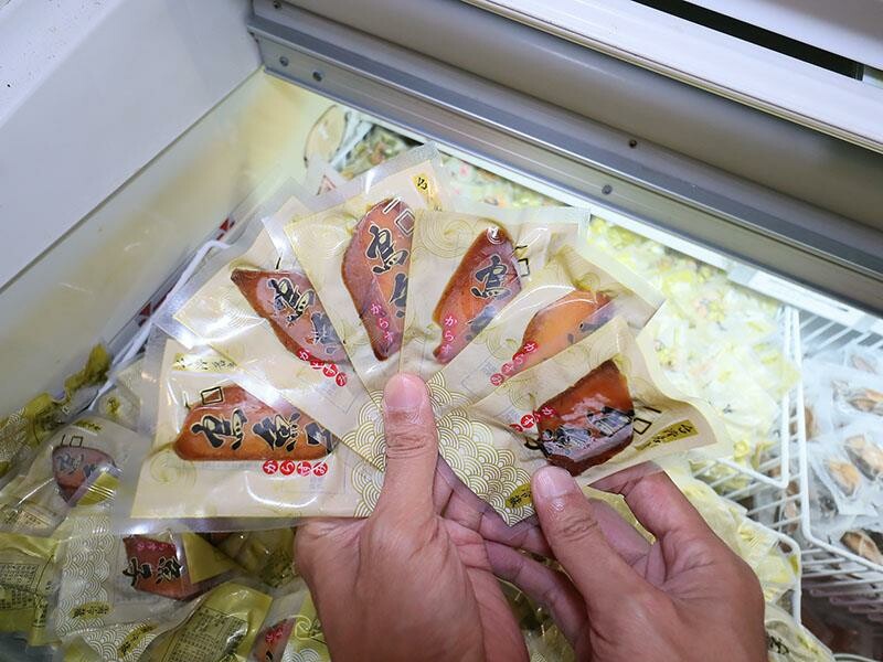 竹北尚羽水產 $99吃牛舌便當 店內品嘗生魚片，鮮凍南美生白蝦、2S等級生食級干貝，還有秋田牛、知床牛等多種和牛肉品販售