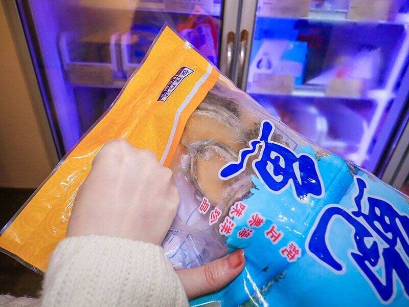 竹北尚羽水產 $99吃牛舌便當 店內品嘗生魚片，鮮凍南美生白蝦、2S等級生食級干貝，還有秋田牛、知床牛等多種和牛肉品販售