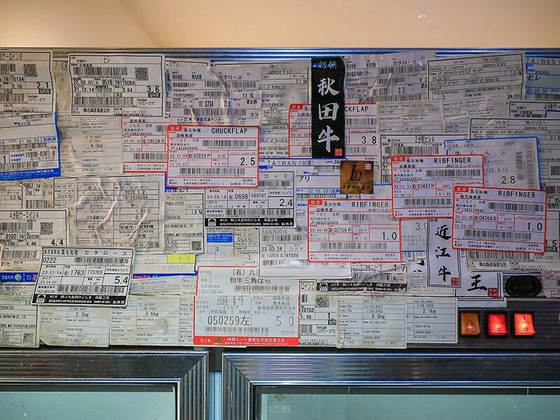 竹北尚羽水產 $99吃牛舌便當 店內品嘗生魚片，鮮凍南美生白蝦、2S等級生食級干貝，還有秋田牛、知床牛等多種和牛肉品販售