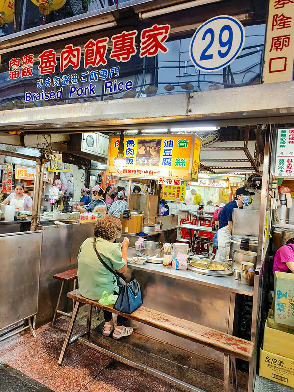 基隆廟口隱藏版魯肉飯！25元魯肉飯專家，在地老饕必吃美食。