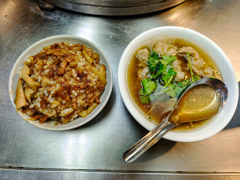 基隆廟口隱藏版魯肉飯！25元魯肉飯專家，在地老饕必吃美食。