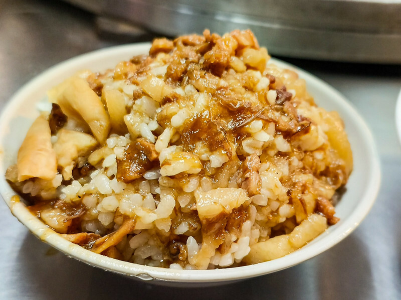 基隆廟口隱藏版魯肉飯！25元魯肉飯專家，在地老饕必吃美食。