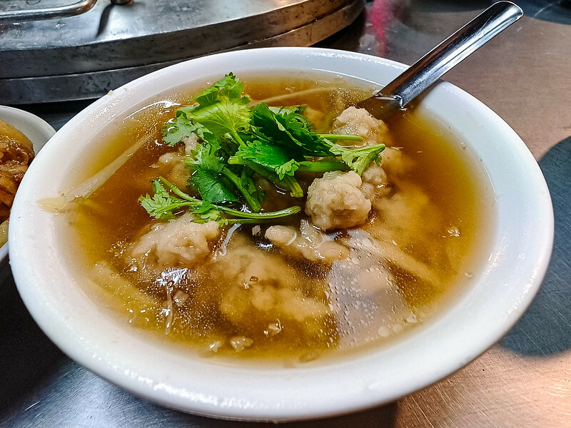 基隆廟口隱藏版魯肉飯！25元魯肉飯專家，在地老饕必吃美食。