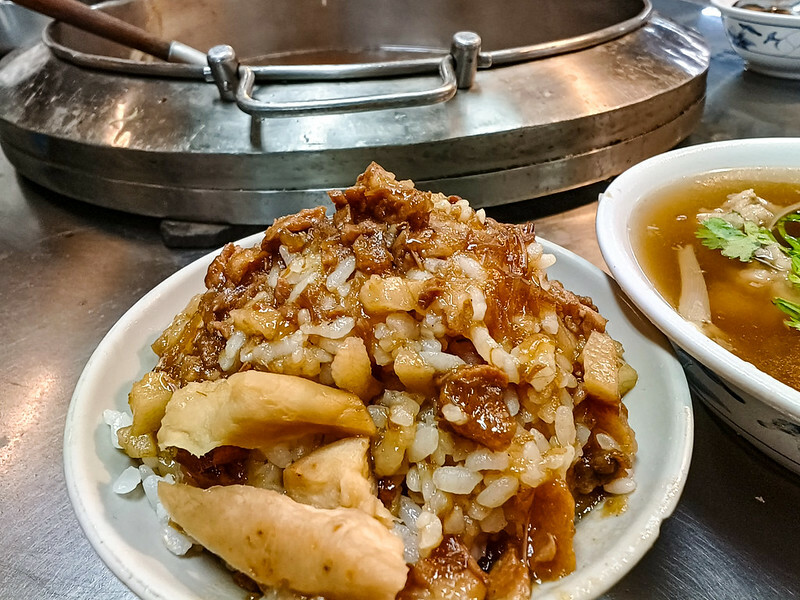 基隆廟口隱藏版魯肉飯！25元魯肉飯專家，在地老饕必吃美食。