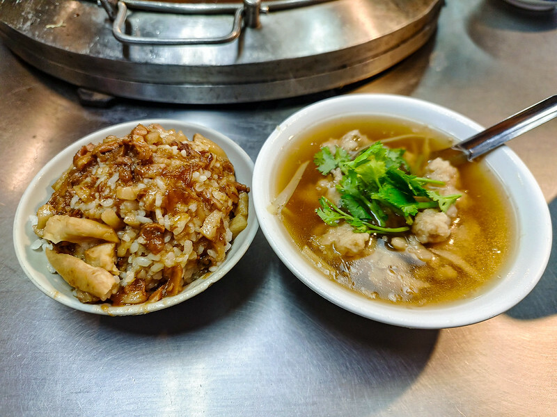 基隆廟口隱藏版魯肉飯！25元魯肉飯專家，在地老饕必吃美食。
