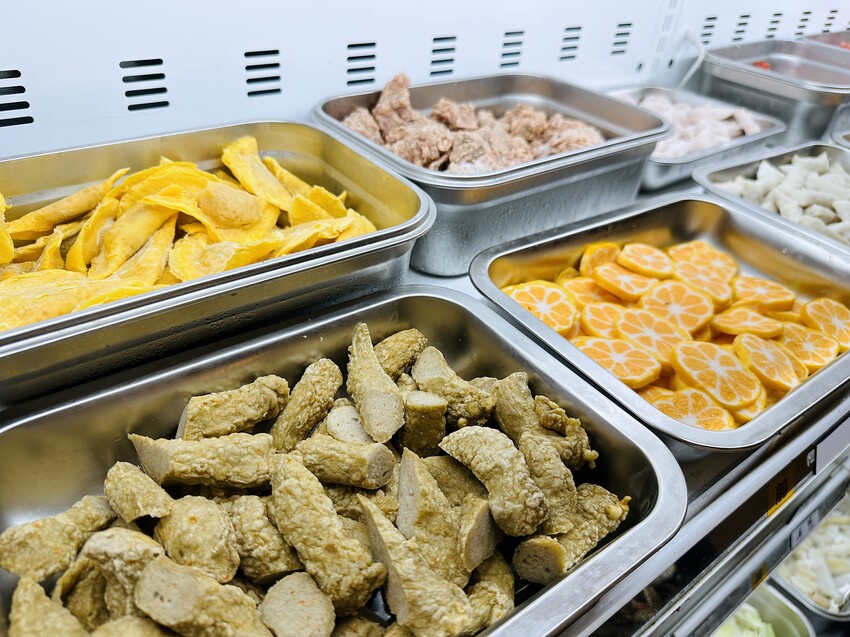 【何家香香麻辣鴛鴦鍋吃到飽】超過60種以上食材任君挑選！經典