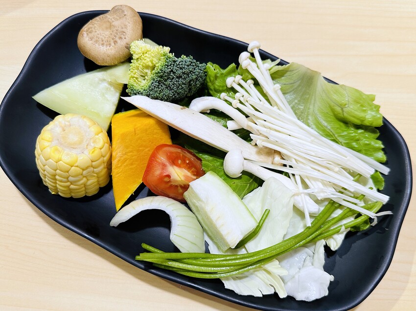 【何家香香麻辣鴛鴦鍋吃到飽】超過60種以上食材任君挑選！經典