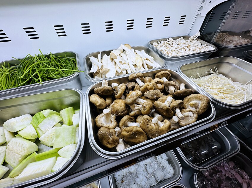 【何家香香麻辣鴛鴦鍋吃到飽】超過60種以上食材任君挑選！經典