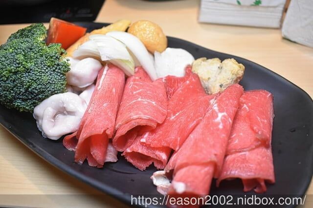 中和吃到飽鴛鴦鍋只要NT$499 | 何家香香麻辣鴛鴦鍋吃到飽 甘蔗大骨湯底＆正宗四川麻辣湯底 船凍海鮮、現切原塊肉品 食材新鮮又美味 -  就是這樣。吃喝玩樂。愛漂亮部落格 - FashionGui