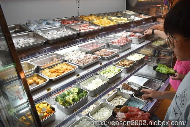 中和吃到飽鴛鴦鍋只要NT$499 | 何家香香麻辣鴛鴦鍋吃到飽 甘蔗大骨湯底＆正宗四川麻辣湯底 船凍海鮮、現切原塊肉品 食材新鮮又美味 -  就是這樣。吃喝玩樂。愛漂亮部落格 - FashionGui