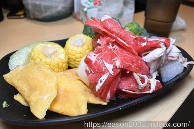 中和吃到飽鴛鴦鍋只要NT$499 | 何家香香麻辣鴛鴦鍋吃到飽 甘蔗大骨湯底＆正宗四川麻辣湯底 船凍海鮮、現切原塊肉品 食材新鮮又美味 -  就是這樣。吃喝玩樂。愛漂亮部落格 - FashionGui