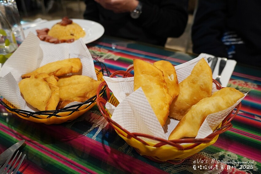 【高雄美食】黛麗莎西班牙拉丁美洲餐廳(寵物友善餐廳)，料理除了西班牙料理還提供多國料理以及素食料理，西班牙小脆餅、烤墨西哥起司餅吃起來酥脆可以點!。高雄異國料理