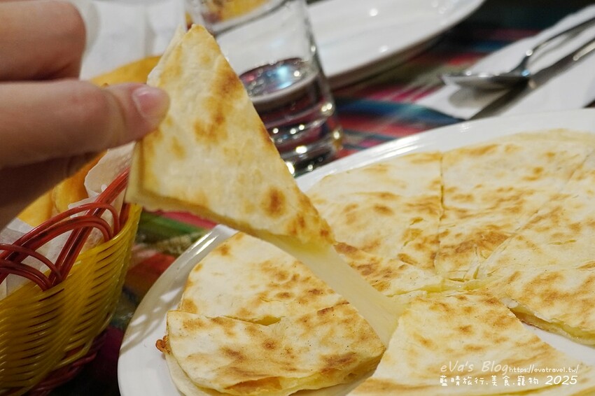 【高雄美食】黛麗莎西班牙拉丁美洲餐廳(寵物友善餐廳)，料理除了西班牙料理還提供多國料理以及素食料理，西班牙小脆餅、烤墨西哥起司餅吃起來酥脆可以點!。高雄異國料理