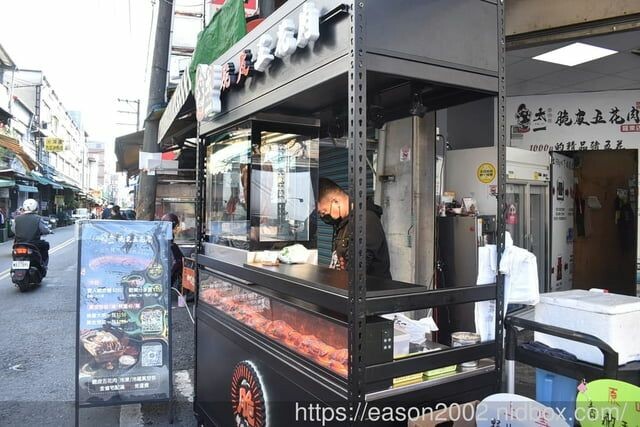 羅東外帶美食 | 太一脆皮五花肉-羅東店 嚴選台灣五花豬肉，獨家醃漬工法，精心爐烤金黃酥脆，四種不同風味佐料，蹦出驚奇脆皮新滋味 -  就是這樣。吃喝玩樂。愛漂亮部落格 - FashionGuide