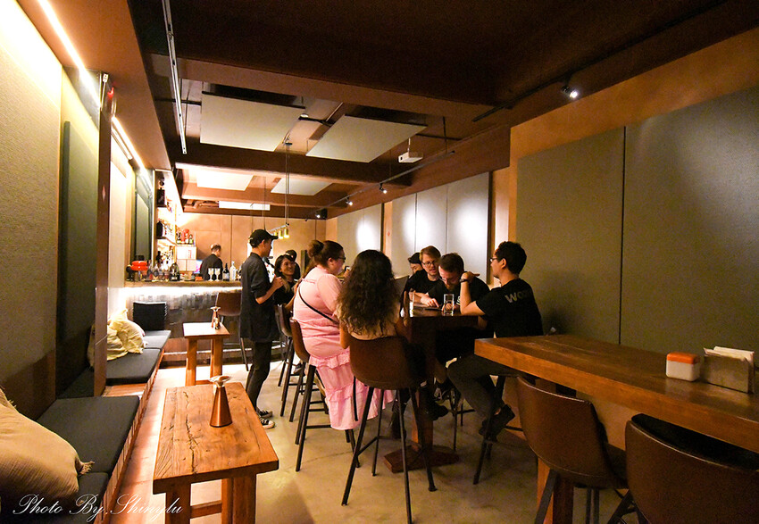 雖然招牌外觀並不明顯,但卻是一家高格調的餐酒館