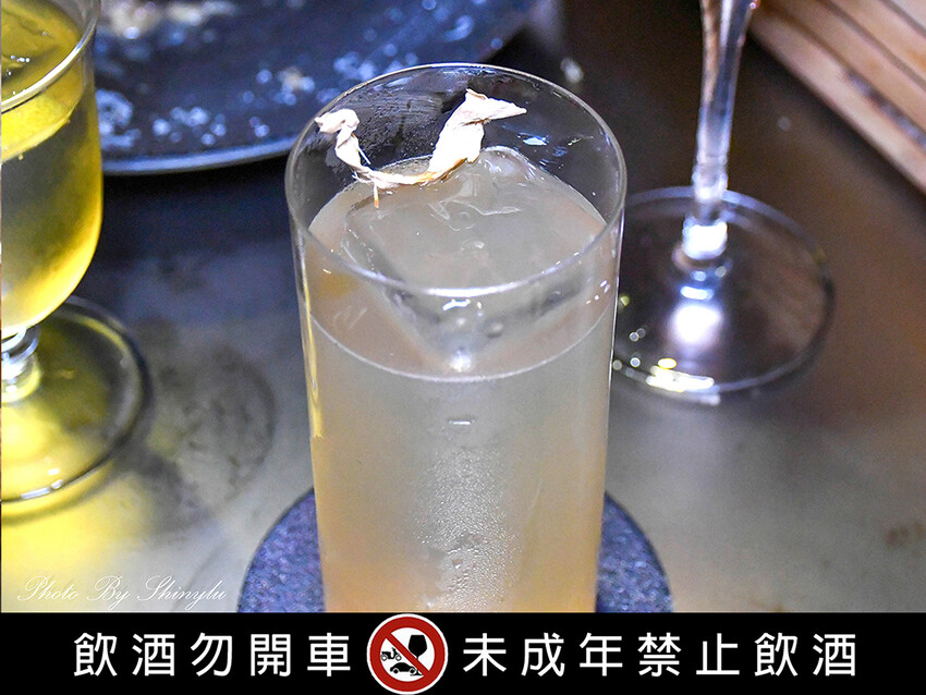 雖然招牌外觀並不明顯,但卻是一家高格調的餐酒館