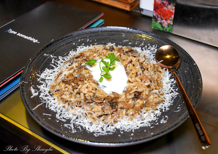 雖然招牌外觀並不明顯,但卻是一家高格調的餐酒館