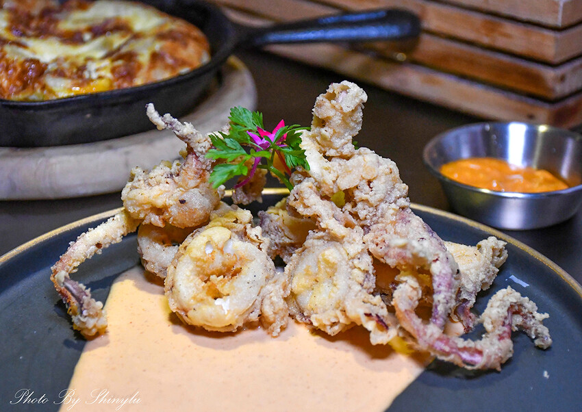 雖然招牌外觀並不明顯,但卻是一家高格調的餐酒館