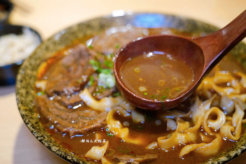 集英會牛肉麵館 中央東店 ❙ 超厚實大塊牛肉，內用飲料、冰淇