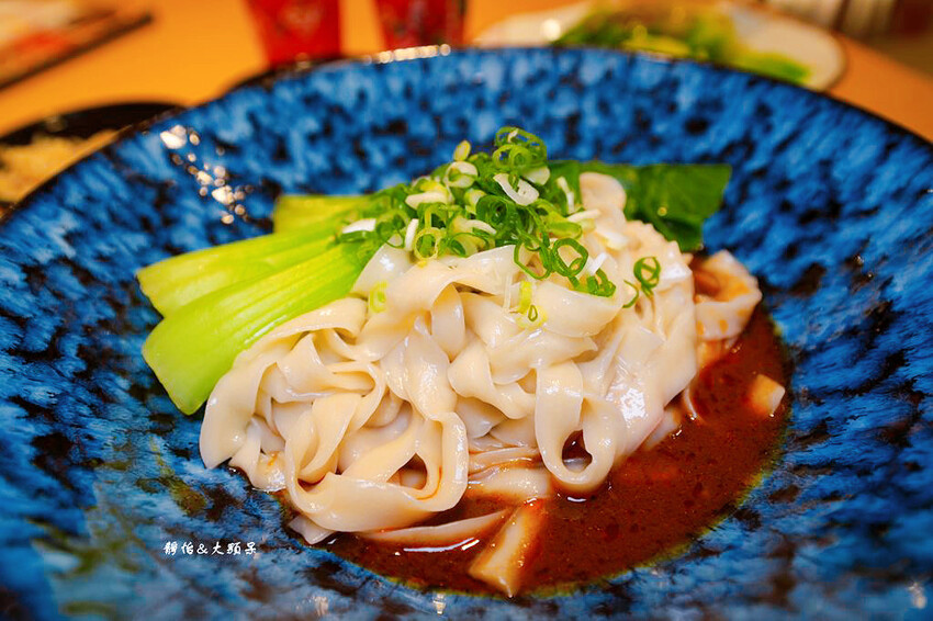集英會牛肉麵館 中央東店 ❙ 超厚實大塊牛肉，內用飲料、冰淇