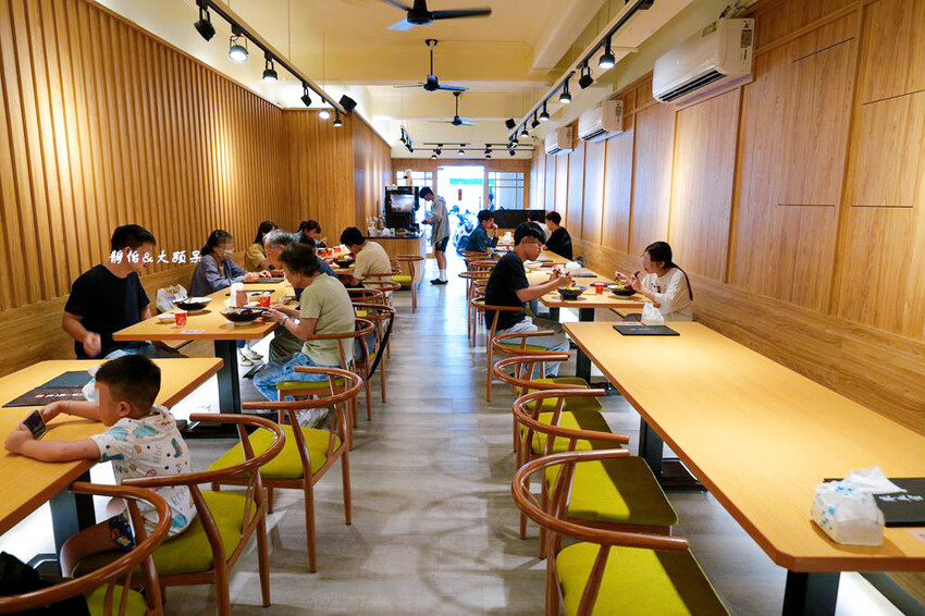 集英會牛肉麵館 中央東店 ❙ 超厚實大塊牛肉，內用飲料、冰淇