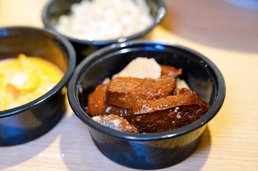 集英會牛肉麵館 中央東店 ❙ 超厚實大塊牛肉，內用飲料、冰淇
