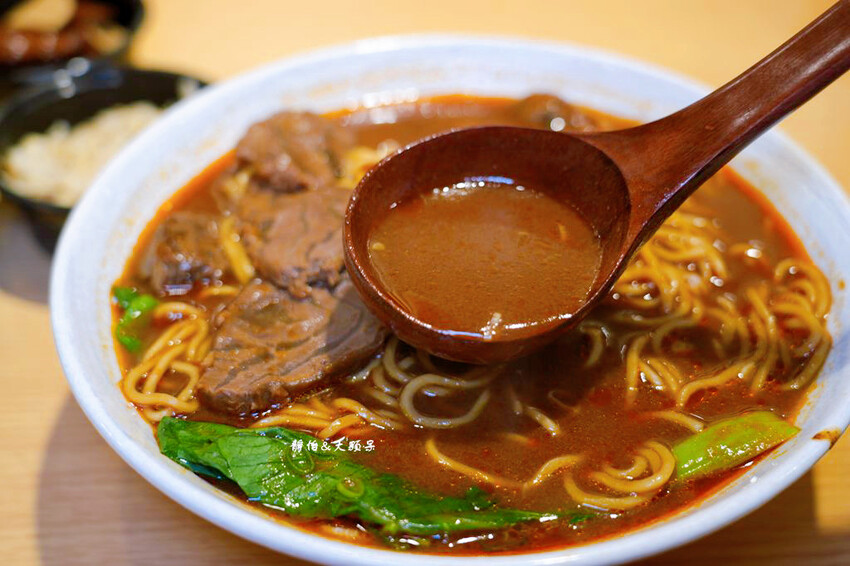 集英會牛肉麵館 中央東店 ❙ 超厚實大塊牛肉，內用飲料、冰淇