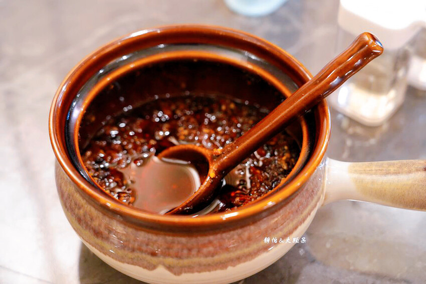 集英會牛肉麵館 中央東店 ❙ 超厚實大塊牛肉，內用飲料、冰淇