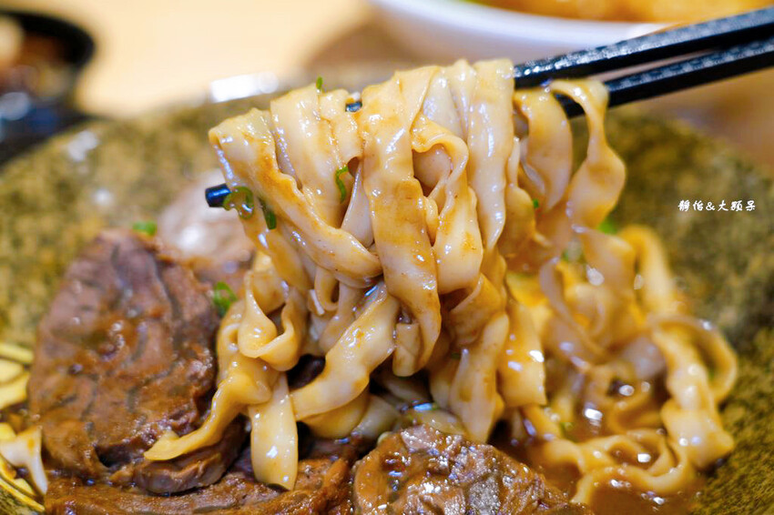 集英會牛肉麵館 中央東店 ❙ 超厚實大塊牛肉，內用飲料、冰淇