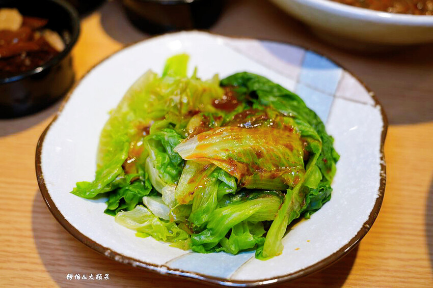 集英會牛肉麵館 中央東店 ❙ 超厚實大塊牛肉，內用飲料、冰淇