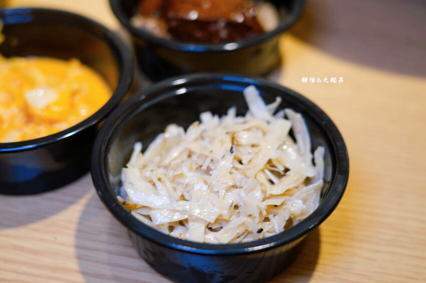 集英會牛肉麵館 中央東店 ❙ 超厚實大塊牛肉，內用飲料、冰淇